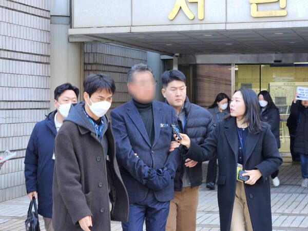 시설 장애인을 학대했다는 의혹을 받는 인천 장애인거주시설 ‘색동원’ 시설장 A씨가 19일 서울중앙지방법원에서 구속심사를 마치고 법원을 나서고 있다. 박기웅기자