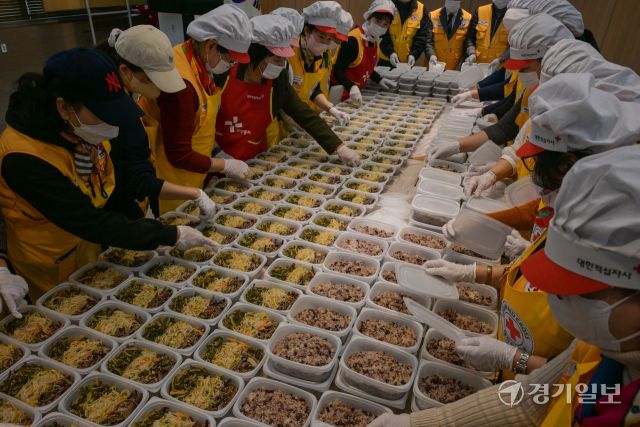 27일 오후 대한적십자사 경기도지사에서 열린 '정월대보름 맞이 오곡밥 나눔 행사'에서 참여한 대한적십자사봉사자회 수원시협의회원들이 오곡밥과 나물을 담고 있다. 이날 준비된 오곡밥과 나물은 관내 3백 여 가구로 전달될 예정이다. 윤원규기자