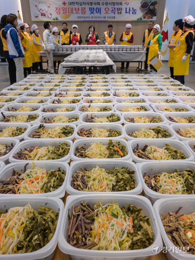 27일 오후 대한적십자사 경기도지사에서 열린 '정월대보름 맞이 오곡밥 나눔 행사'에서 참여한 대한적십자사봉사자회 수원시협의회원들이 오곡밥과 나물을 담고 있다. 이날 준비된 오곡밥과 나물은 관내 3백 여 가구로 전달될 예정이다. 윤원규기자