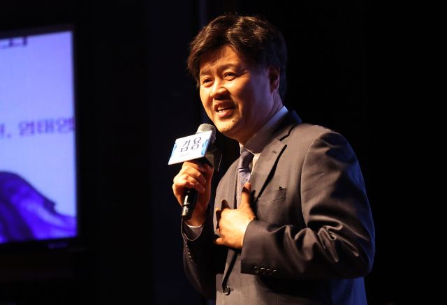 김용 전 민주연구원 부원장이 20일 경기아트센터에서 '대통령의 쓸모' 출판기념 토크 콘서트를 열고 인사말을 하고 있다. 연합뉴스