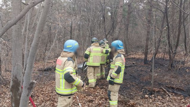 26일 오후 인천 남동구 장수동 소래산에서 불이 난 모습. 인천소방본부 제공