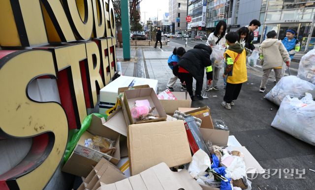 27일 인천 남동구 구월로 일대에서 열린 가천청소년봉사단 환경정화 봉사활동 '제1회 산뜻길 플로깅'에서 단원들이 쓰레기를 줍고 있다.