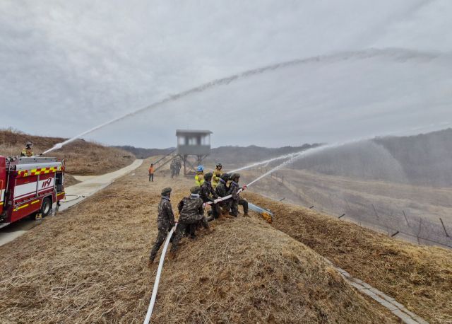 육군 1사단 육탄여단 장병들이 DMZ 산불 발생 상황을 가정한 상황조치 훈련간에 파주소방서와 함께 산불확산 예방을 위한 선제적인 살수작전을 실시하고 있다. 부대제공