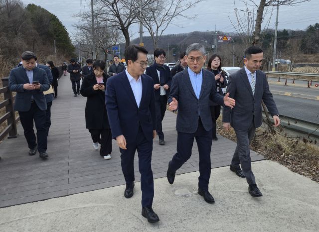 27일 김동연 경기도지사가 용인시 지방도 321호선 부근을 찾아 현장을 점검하고 있다. 이진기자