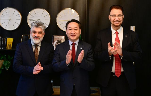 유정복 시장이 26일(현지시각) 영국 맨체스터 시티랩 맨체스터에서 (왼쪽) 아프잘 칸 맨체스터 하원의원, 파리드칸 박사와 기념 촬영을 하고 있다.