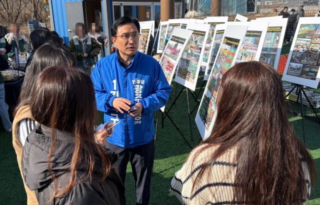 28일 광주시리틀야구단 2026 안전기원제에 참석한 김석구 예비후보가 참가 선수 학부모들과 대화하고 있다. 김 후보 페이스북 캡처