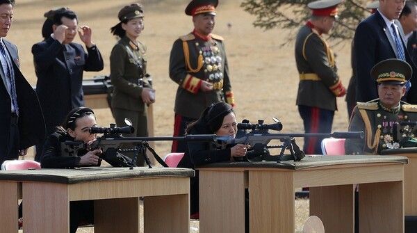 27일 김여정 총무부장이 현송월과 함께 저격총을 조준하고 있는 모습. 평양 조선중앙통신=연합뉴스