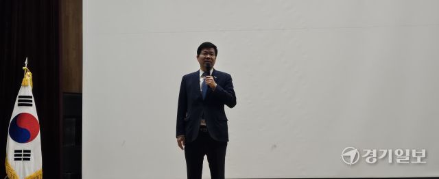 28일 오후 공재광 평택시장 예비후보가 ‘이제는 평택입니다 꺽이지 않는 정치’ 출간을 기념해 열린 출판기념회에서 감사 인사를 전하고 있다. 윤동현기자