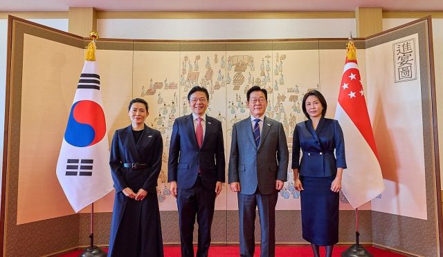 이재명 대통령과 김혜경 여사가 11월2일 한-싱가포르 정상회담이 열리는 용산 대통령실에서 로런스 웡 싱가포르 총리와 루즈 루이 여사와 기념촬영하고 있다. 연합뉴스