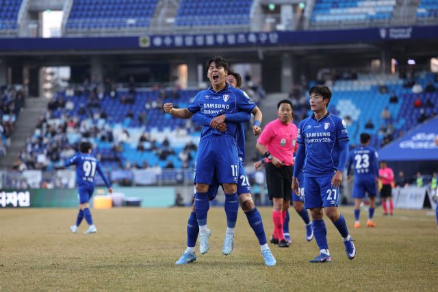 수원 삼성의 강현묵이 28일 수원월드컵경기장서 열린 하나은행 K리그1 2026 서울 이랜드와 개막전에서 후반 28분 역전골을 기록한 뒤 기뻐하고 있다. 한국프로축구연맹 제공
