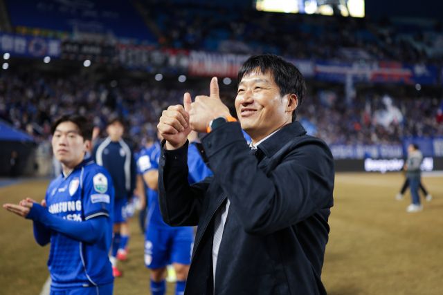 이정효 수원 삼성 감독이 28일 수원월드컵경기장서 열린 하나은행 K리그1 2026 서울 이랜드와 개막전에서 승리 후 기뻐하고 있다. 한국프로축구연맹 제공