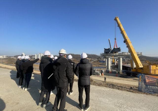 파주시 직원들이 시가 발주한 건설사업 현장을 점검하고 있다. 파주시 제공