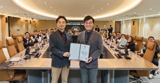 인하대 조명우 총장(사진 오른쪽)과 전태준 국제화사업단장이 외교부장관 표창 기념사진을 촬영하고 있다.