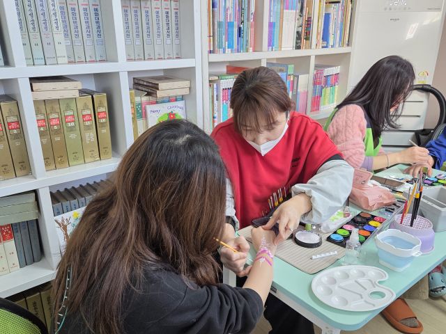 인천 서구자원봉사센터 소속 봉사단이 지역 한 복지시설에서 페이스페인팅 체험을 제공하는 모습. 서구 제공