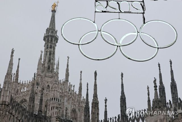 올림픽 개최지 밀라노 두오모 성당 앞에 내걸린 오륜기 조형물. 연합뉴스