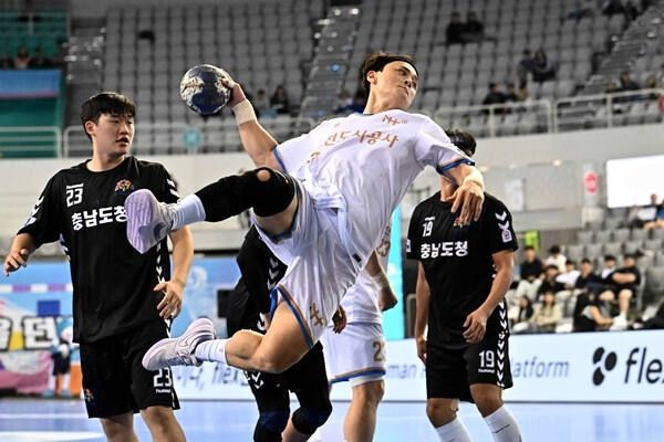 인천도시공사가 속공 핸드볼을 앞세워 창단 첫 우승을 노린다. 한국핸드볼연맹 제공