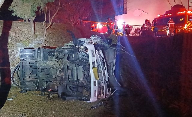 4일 인천 강화군 선원면에서 탱크로리 차량이 전도됐다. 인천소방본부 제공