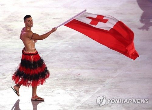 평창 동계올림픽 개회식에서 기수로 나선 통가의 피타 타우파토푸아. 연합뉴스