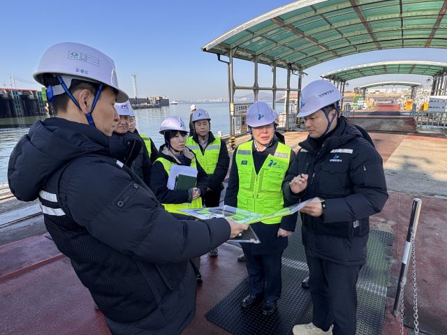 이경규 인천항만공사 사장이 3일 인천 중구 연안여객터미널에서 현장점검을 하고 있다. IPA 제공