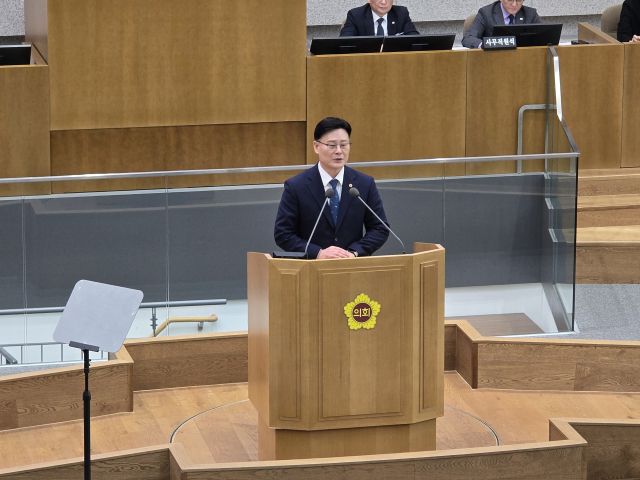 최종현 경기도의회 더불어민주당 대표의원이 3일 오전 제388회 임시회 1차 본회의에서 교섭단체 대표의원 연설을 하고 있다. 김경희기자