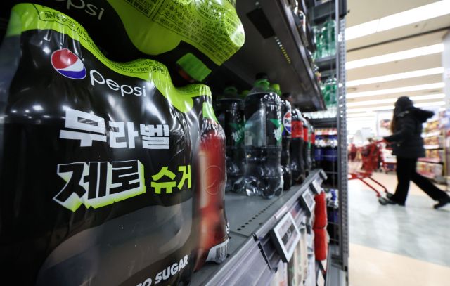 서울 시내의 한 대형마트에 제로 콜라 등 무가당 제품이 진열돼 있다. 이재명 대통령은 설탕에도 담배처럼 부담금을 부과하는 아이디어를 제시했다. 연합뉴스