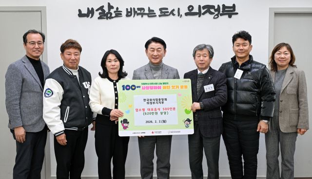 한국외식업중앙회 경기도지회 의정부시지부(지부장 김성군)가 2일 ‘100일간 사랑릴레이 배턴 잇기’ 전달식에서 김동근 시장(가운데)과 함께 기념촬영을 하고 있다. 의정부시 제공