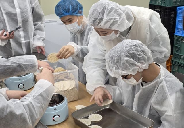 파주시 운정다누림장애인복지관의 겨울 계절학교 프로그램 ‘배움 잡(Job)고(Go)’에 참여한 은 발달장애청소년이 실습 교육을 받고 있다. 파주시 제공