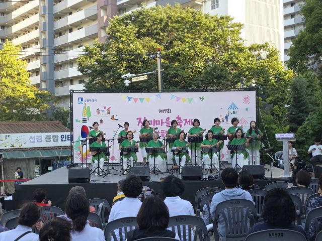 우만2동 주민들은 장미마을 축제 진행하고 있다. 수원시 제공