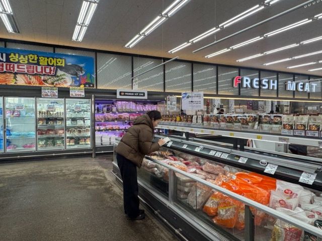 파주시가 관내 한 농축산물 업소에서 원산지 표시 점검을 하고 있다. 파주시 제공