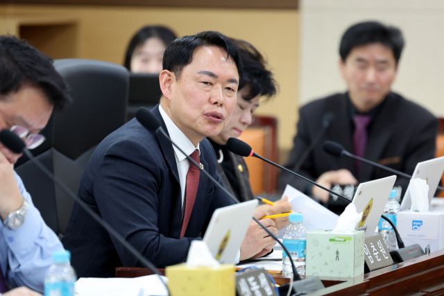 임춘원 인천시의원(국민의힘·남동구1)이 3일 열린 인천시의회 제306회 임시회의 행정안전위원회 3차 회의에서 질의를 하고 있다. 인천시의회 제공