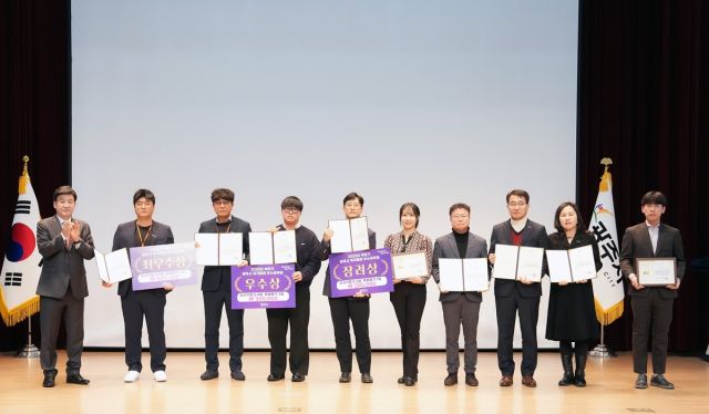 방세환 광주시장(왼쪽에서 첫 번째)이 2월 월례회의에서 2025년 하반기 적극행정 우수공무원으로 선정된 직원들과 기념촬영을 하고 있다. 광주시 제공