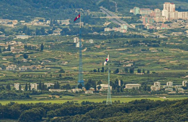 파주시 접경지역에서 바라본 서부전선 비무장지대(DMZ) 남한 대성동 마을의 태극기와 북한 기정동 마을의 인공기가 펄럭이고 있다. 경기일보DB