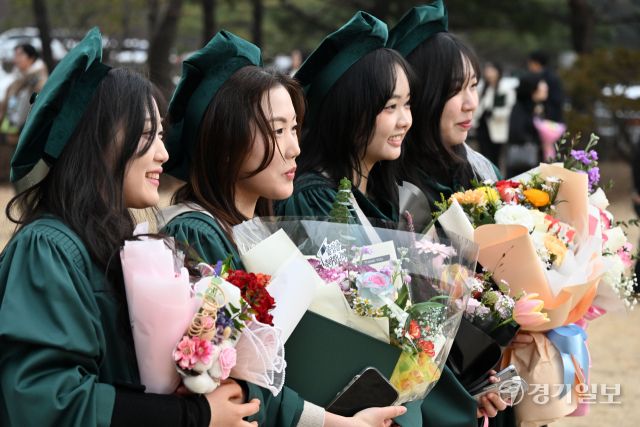 4일 오전 수원특례시 동남보건대에서 열린 '2025학년도 학위수여식'에서 졸업생들이 동기들과 함께 대학 생활의 마지막 추억을 사진에 담고 있다. 김시범기자