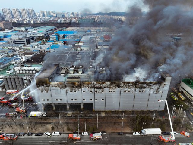 3일 시흥시 정왕동 SPC삼립 시화공장에서 화재가 발생해 소방당국이 진화하고 있다. 경기일보DB