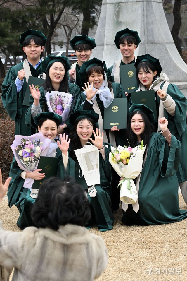 4일 오전 수원특례시 동남보건대에서 열린 '2025학년도 학위수여식'에서 졸업생들이 동기들과 함께 대학 생활의 마지막 추억을 사진에 담고 있다. 김시범기자