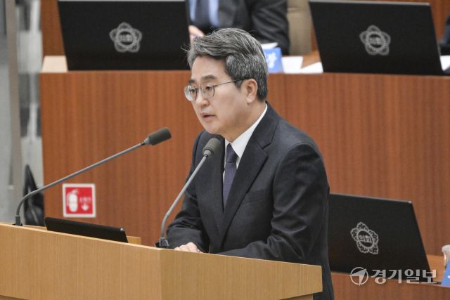4일 경기도의회 본회의장에서 열린 '제388회 임시회 제2차 본회의'에서 김동연 경기도지사가 일문일답에 답변하고 있다. 홍기웅기자