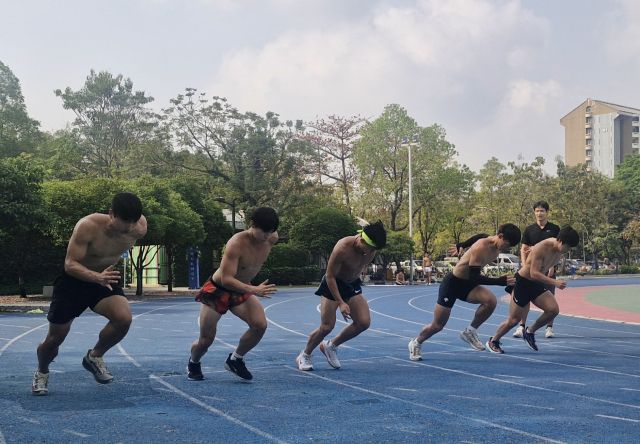안양시청 육상팀이 태국 방콕의 탐마삿 대학교 스포츠 컴플렉스 트랙에서 훈련하고 있다. 최원재기자