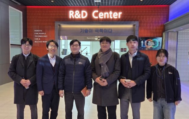 최병조 인천대학교 교학부총장 등 인천대 집행부 주요 인사들이 지역 기업을 방문하고 있다. 인천대학교 제공