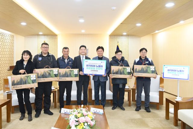 사회적기업 ㈜위드플러스시스템이 3일 부천시청 만남실에서 플랫폼·프리랜서 노동자와 경비·가사 등 비정규직 노동자들을 위한 기부 물품 500세트를 전달했다. 부천시 제공