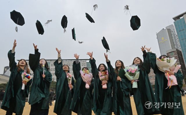 4일 오전 수원특례시 동남보건대에서 열린 '2025학년도 학위수여식'에서 졸업생들이 동기들과 함께 학사모를 던지며 대학 생활의 마지막 추억을 남기고 있다. 김시범기자