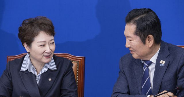 더불어민주당 정청래 대표(오른쪽)와 이언주 최고위원이 4일 국회에서 열린 최고위원회의 도중 대화하고 있다. 연합뉴스