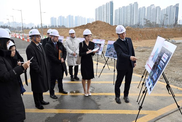 이민근 안산시장이 4일 오전 ASV 조성 현장을 방문한 주한독일·태국대사 및 양국 기업 대표단을 상대로 브리핑하고 있다. 안산시 제공