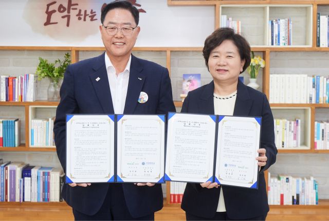 강수현 양주시장(왼쪽)과 양영희 서정대 총장이 지난해 2024년 6월7일 시장실에서 경기양주 테크노밸리 산·학·연 융합캠퍼스 조성을 위한 양해각서(MOU)를 체결한 뒤 기념사진을 찍고 있다. 양주시 제공