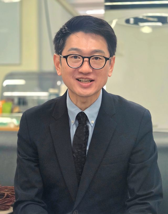 박광운 민주당 부대변인이 4일 인천시청 기자실을 방문, 영종구청장 후보 출마를 선언하고 있다. 박상후 기자