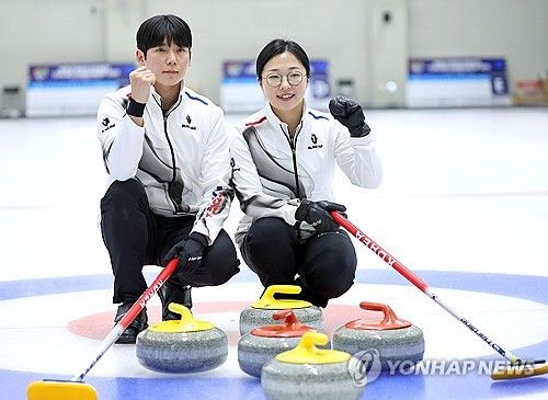 컬링 믹스더블 정영석(왼쪽)과 김선영. 연합뉴스