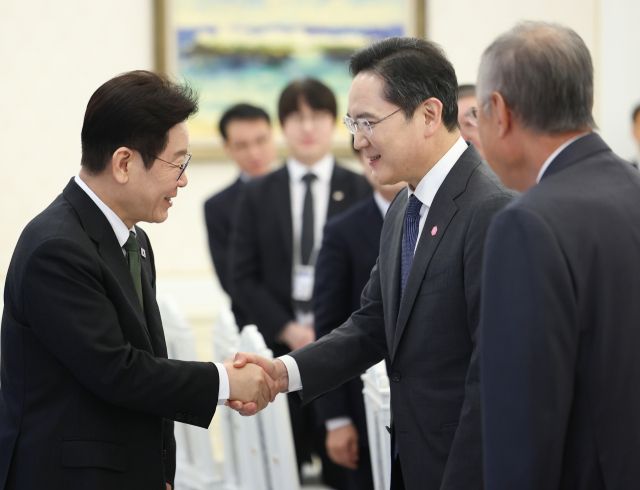이재명 대통령이 4일 청와대에서 열린 '청년 일자리와 지방투자 확대를 위한 기업간담회'에 입장하며 이재용 삼성전자 회장과 인사하고 있다. 연합뉴스