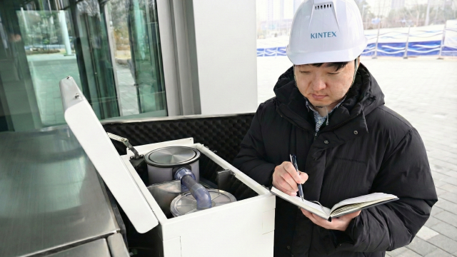 김길현 킨텍스 시설운영팀 담당자가 흡입매트 집진기를 점검하고 있다. 킨텍스 제공