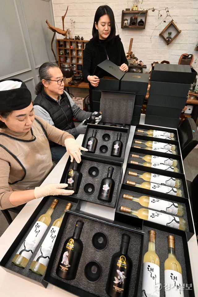 설 연휴를 10여일 앞둔 5일 오후 평택시 오성면 전통주 제조업체 ‘좋은술’에서 직원들이 차례·선물용 전통주를 생산하고 있다. 이날 경기도농업기술원은 설 명절에 차례상에 올리거나 가족과 함께 나눌 술을 고민하는 도민을 위해 지역 농산물로 빚은 전통주 5종을 소개했다. 김시범기자