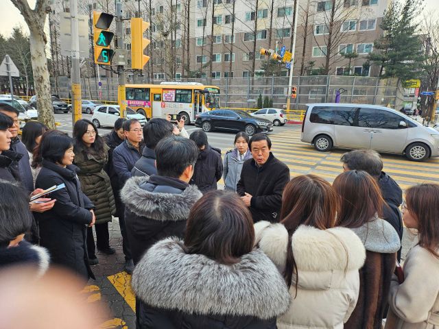 권주흥 안양시 옴부즈만위원장이 귀인초등학교 사거리 현장에서 관계 공무원 및 경찰 등과 함께 개선방안을 논의하고 있다. 안양시 제공