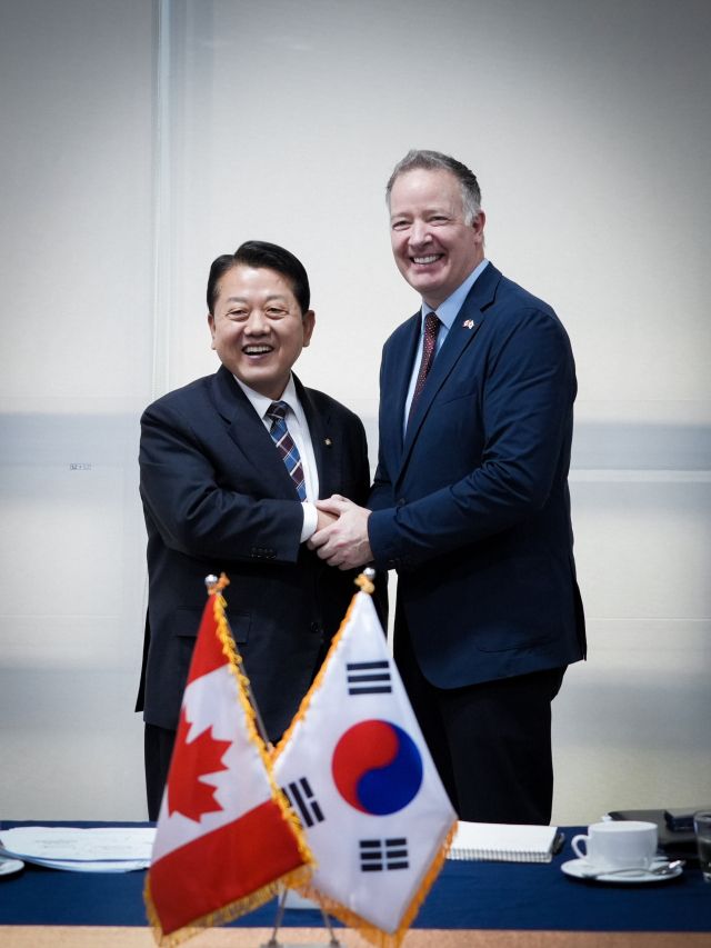 더불어민주당 김병주 방위산업특별위원장이 5일 스티븐 퓨어 캐나다 국방조달특임장관과 오찬간담회를 하고 있다. 의원실 제공